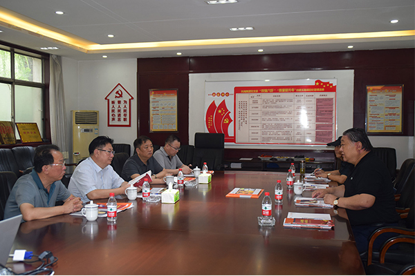 臨汾市市場監(jiān)督管理局局長、非公企業(yè)黨委書記張東紅<br>在科海集團調研非公黨建工作